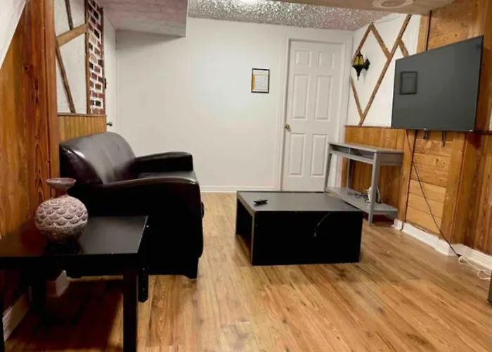 One Bed Centrally Located Montreal Minutes From Highways And Airport