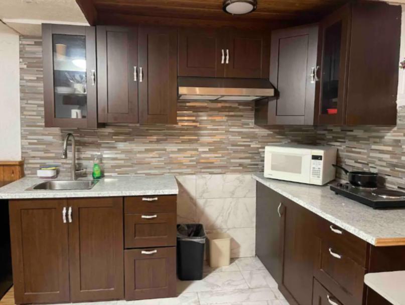 Apartment One Bed Centrally Located Montreal Minutes From Highways And Airport *